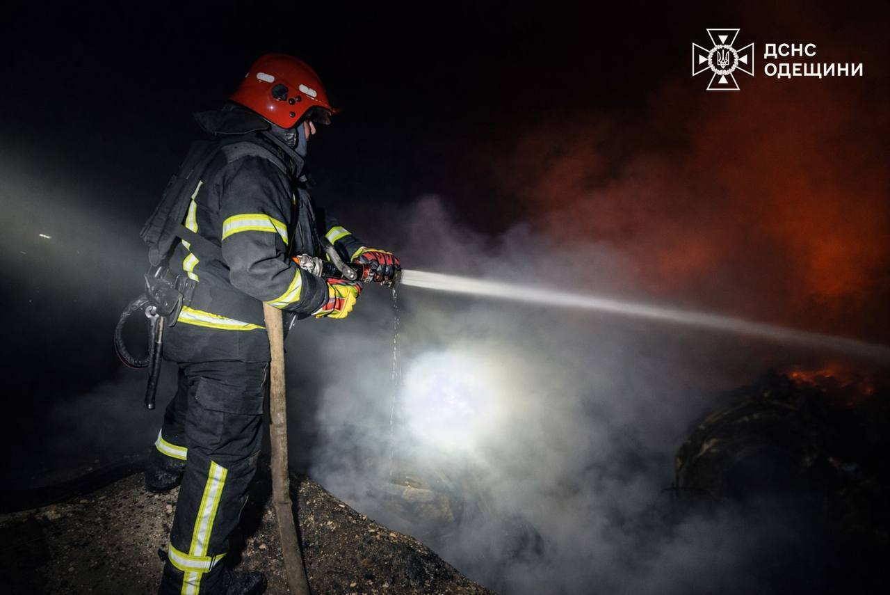 Окупанти атакували портову та енергетичну інфраструктуру Одещини: стались пожежі, є постраждалий. Фото