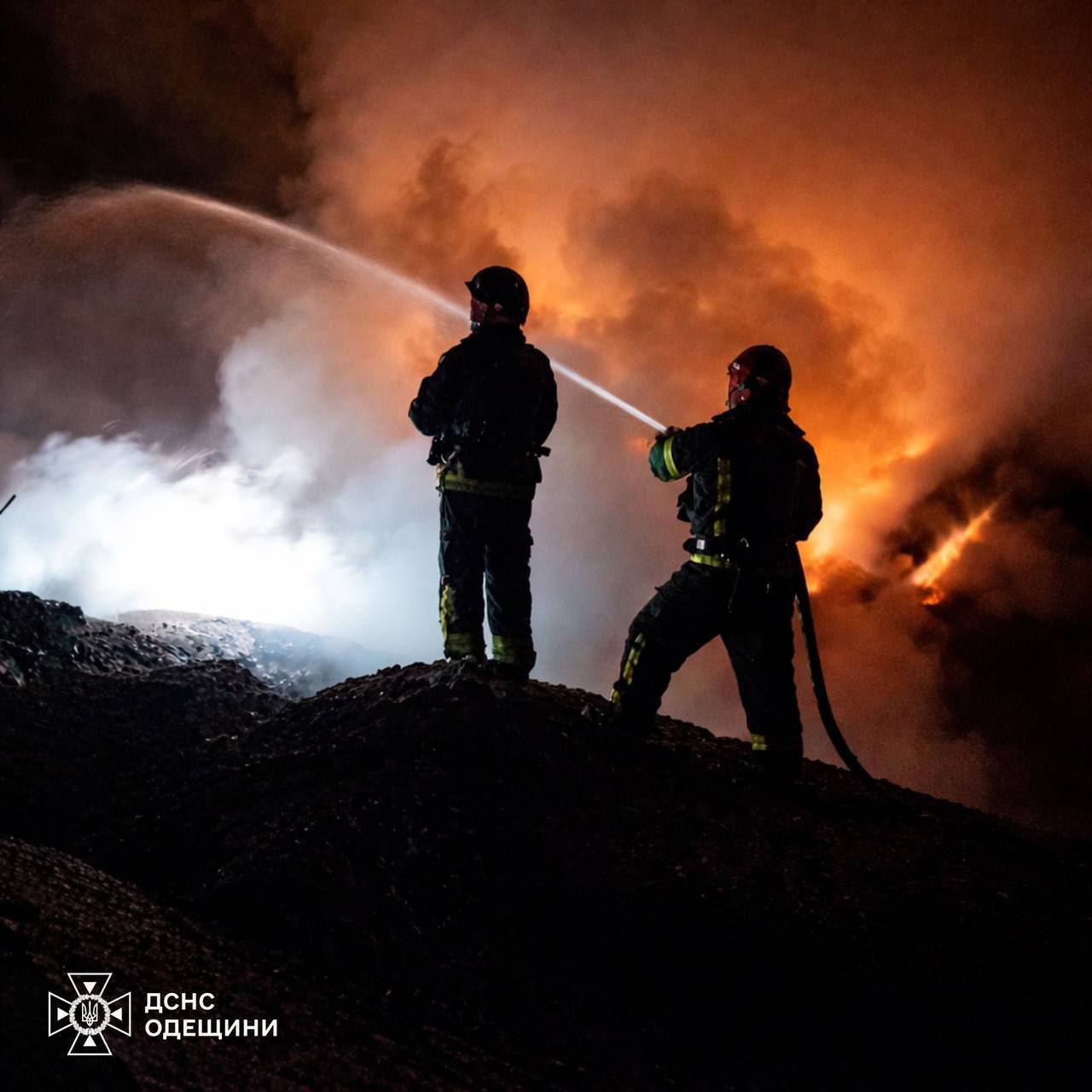 Окупанти атакували портову та енергетичну інфраструктуру Одещини: стались пожежі, є постраждалий. Фото