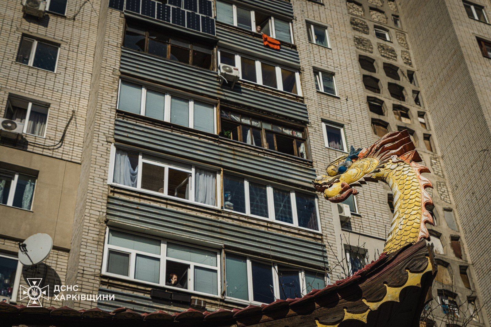 Окупанти вдарили по Харкову, зафіксовано приліт біля будинків і ресторану: є постраждалі. Фото