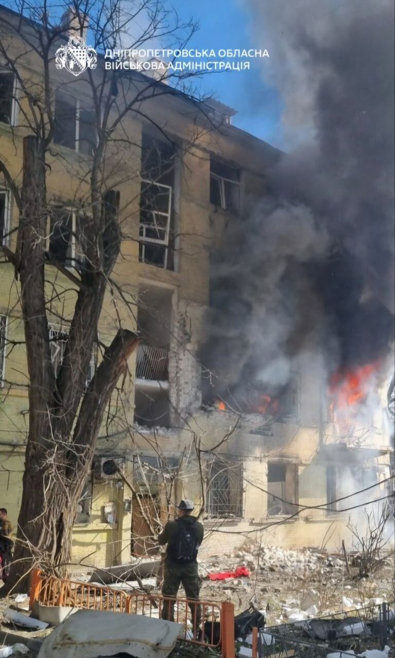 Россия ударила по Днепру: повреждена многоэтажка, количество пострадавших возросло. Фото и видео