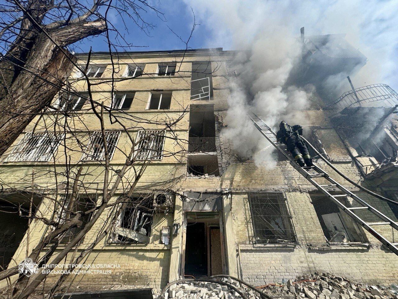 Россия ударила по Днепру: повреждена многоэтажка, количество пострадавших возросло. Фото и видео