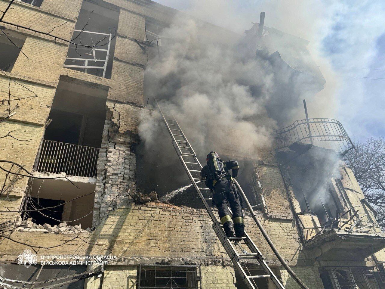 Россия ударила по Днепру: повреждена многоэтажка, количество пострадавших возросло. Фото и видео