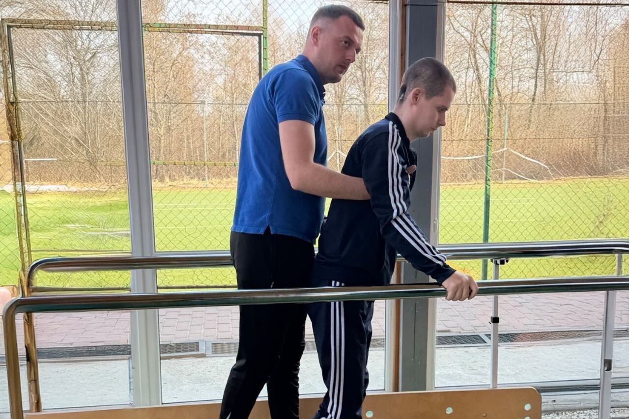 Реабілітація дає шанс: Фонд Ахметова допомагає захиснику України Денису Гончаренку повернутися до повноцінного життя