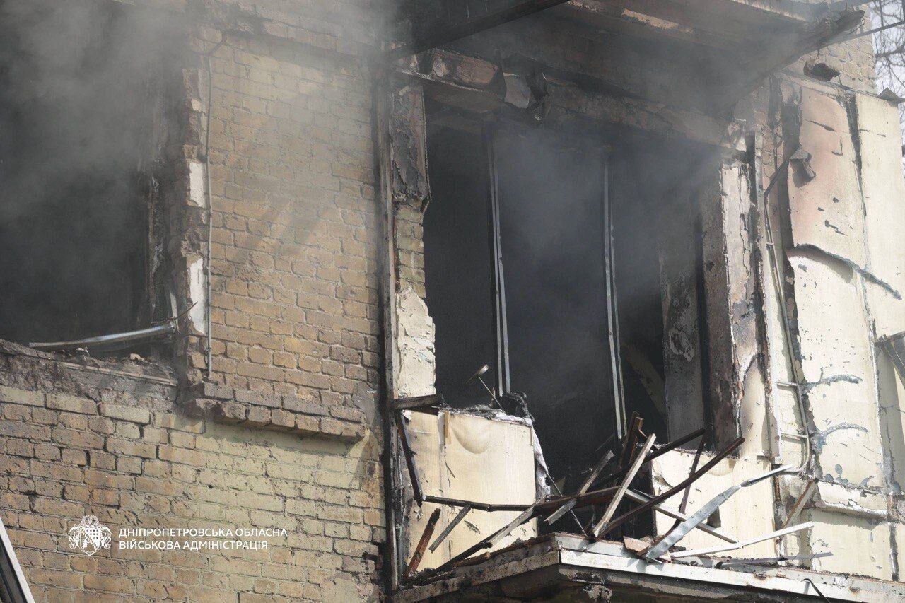 Россия ударила по Днепру: повреждена многоэтажка, количество пострадавших возросло. Фото и видео