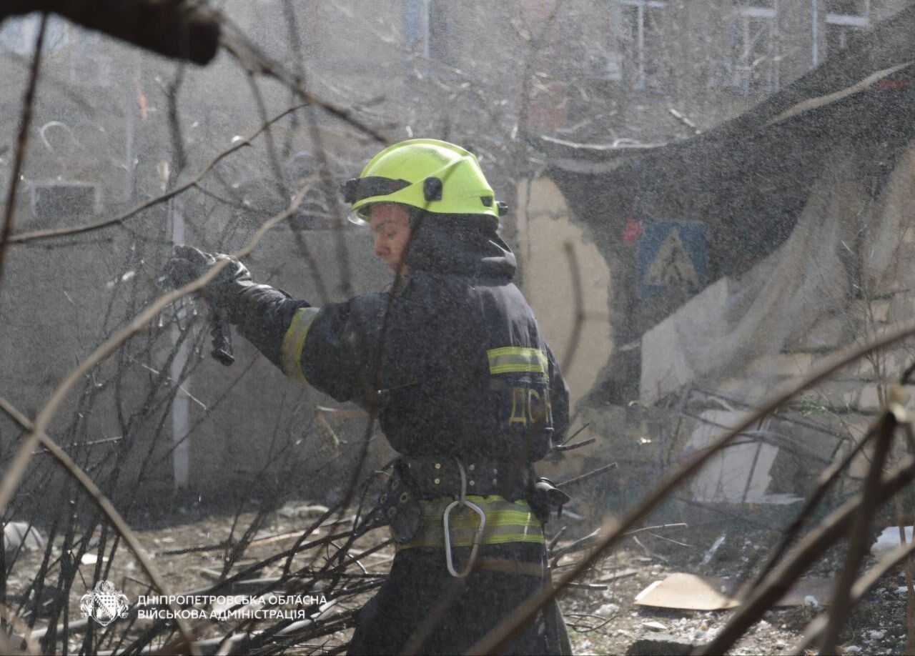 Россия ударила по Днепру: повреждена многоэтажка, количество пострадавших возросло. Фото и видео