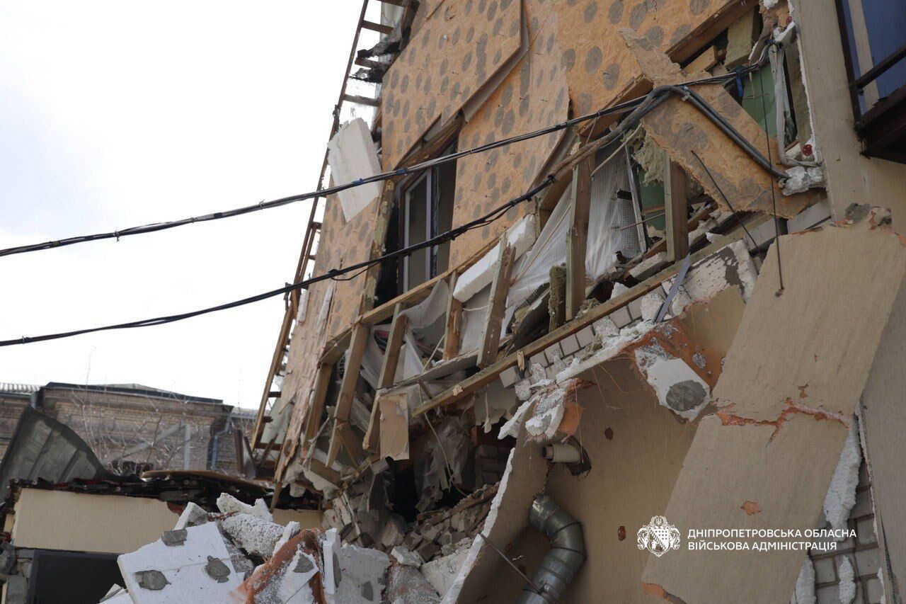 Россия ударила по Днепру: повреждена многоэтажка, количество пострадавших возросло. Фото и видео
