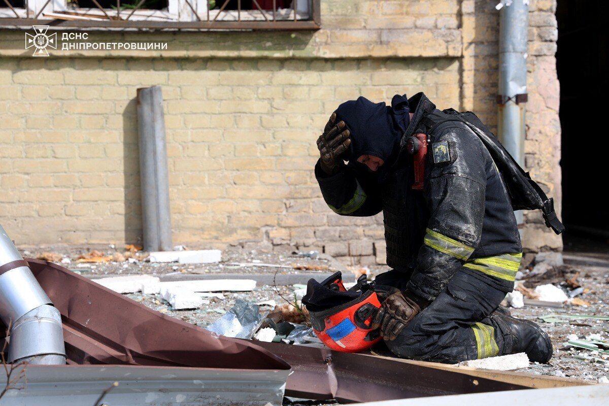 Росія вдарила по Дніпру: пошкоджено багатоповерхівку, кількість постраждалих зросла. Фото і відео