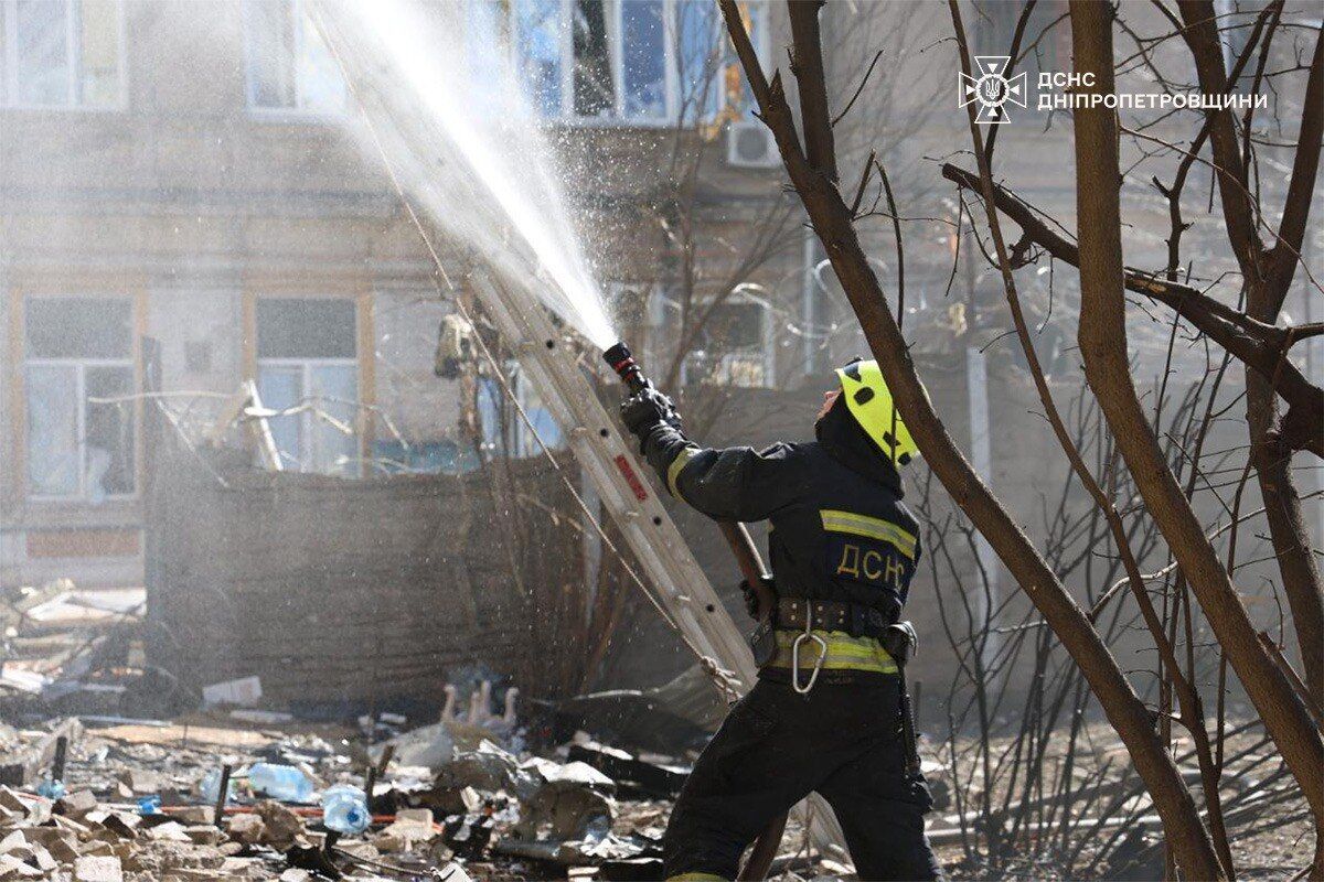 Росія вдарила по Дніпру: пошкоджено багатоповерхівку, кількість постраждалих зросла. Фото і відео