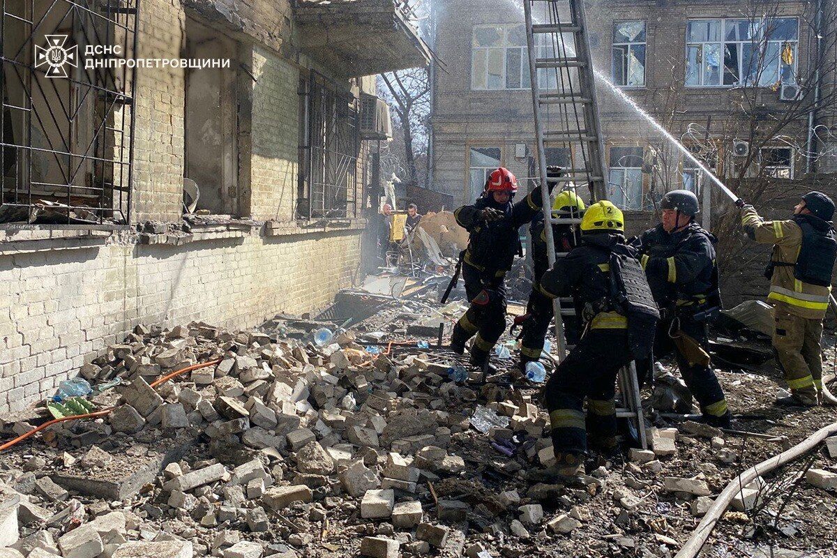 Росія вдарила по Дніпру: пошкоджено багатоповерхівку, кількість постраждалих зросла. Фото і відео