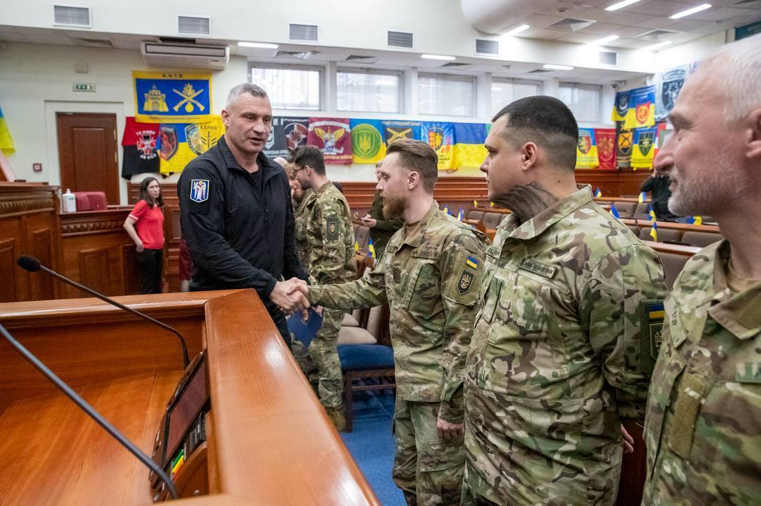 Кличко наградил медалями и знаками отличия столичных воинов 1-го корпуса "Азов" Нацгвардии