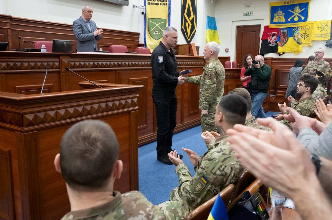 Кличко наградил медалями и знаками отличия столичных воинов 1-го корпуса "Азов" Нацгвардии