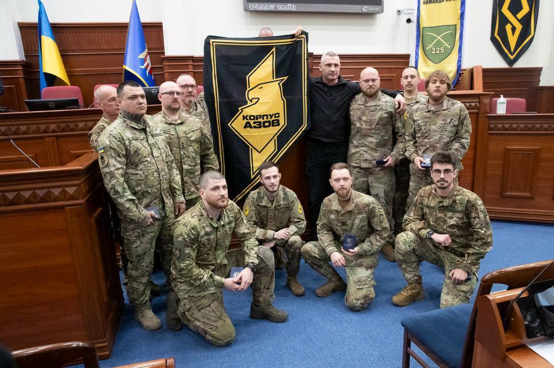 Кличко наградил медалями и знаками отличия столичных воинов 1-го корпуса "Азов" Нацгвардии