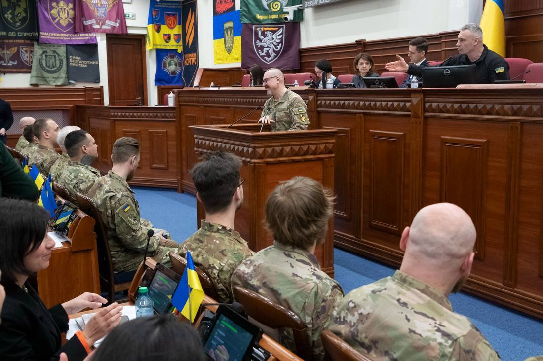 Кличко наградил медалями и знаками отличия столичных воинов 1-го корпуса "Азов" Нацгвардии