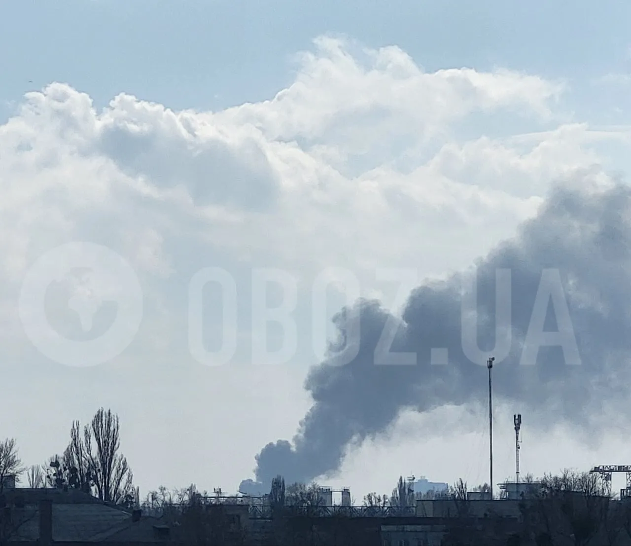 В Киеве произошел масштабный пожар: столб черного дыма видно в разных районах. Все подробности, фото и видео