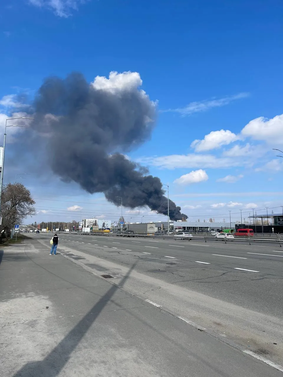 В Киеве произошел масштабный пожар: столб черного дыма видно в разных районах. Все подробности, фото и видео