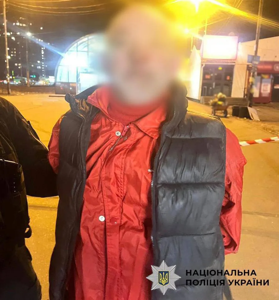 В Киеве иностранец посреди улицы приставал к прохожим и угрожал им гранатой. Подробности и фото