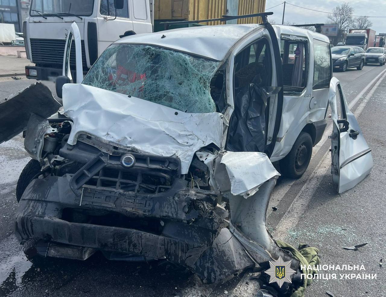 У Києві сталась ДТП за участі легковика та мікроавтобуса: одна з машин перекинулась, є загиблий та постраждалі. Фото та відео