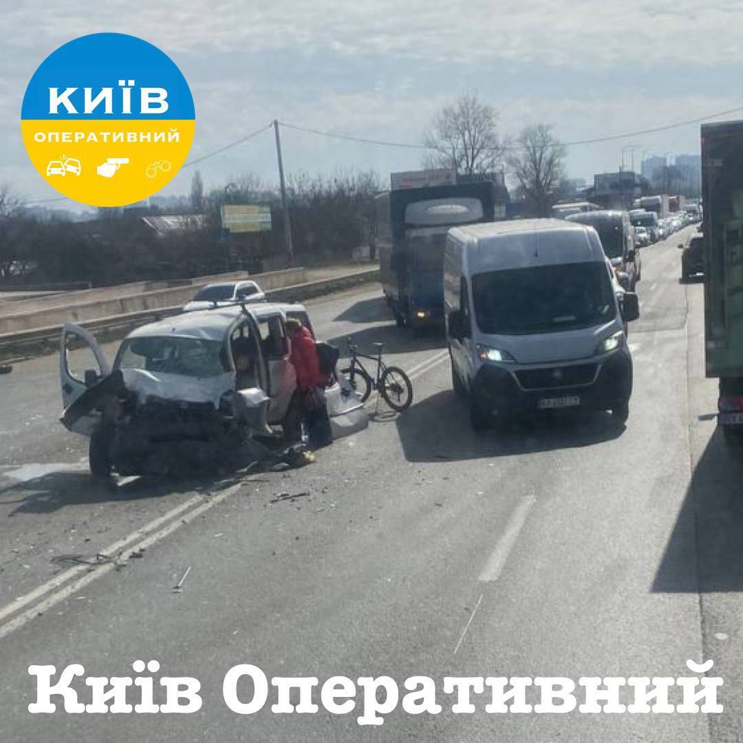 У Києві сталась ДТП за участі легковика та мікроавтобуса: одна з машин перекинулась, є загиблий та постраждалі. Фото та відео