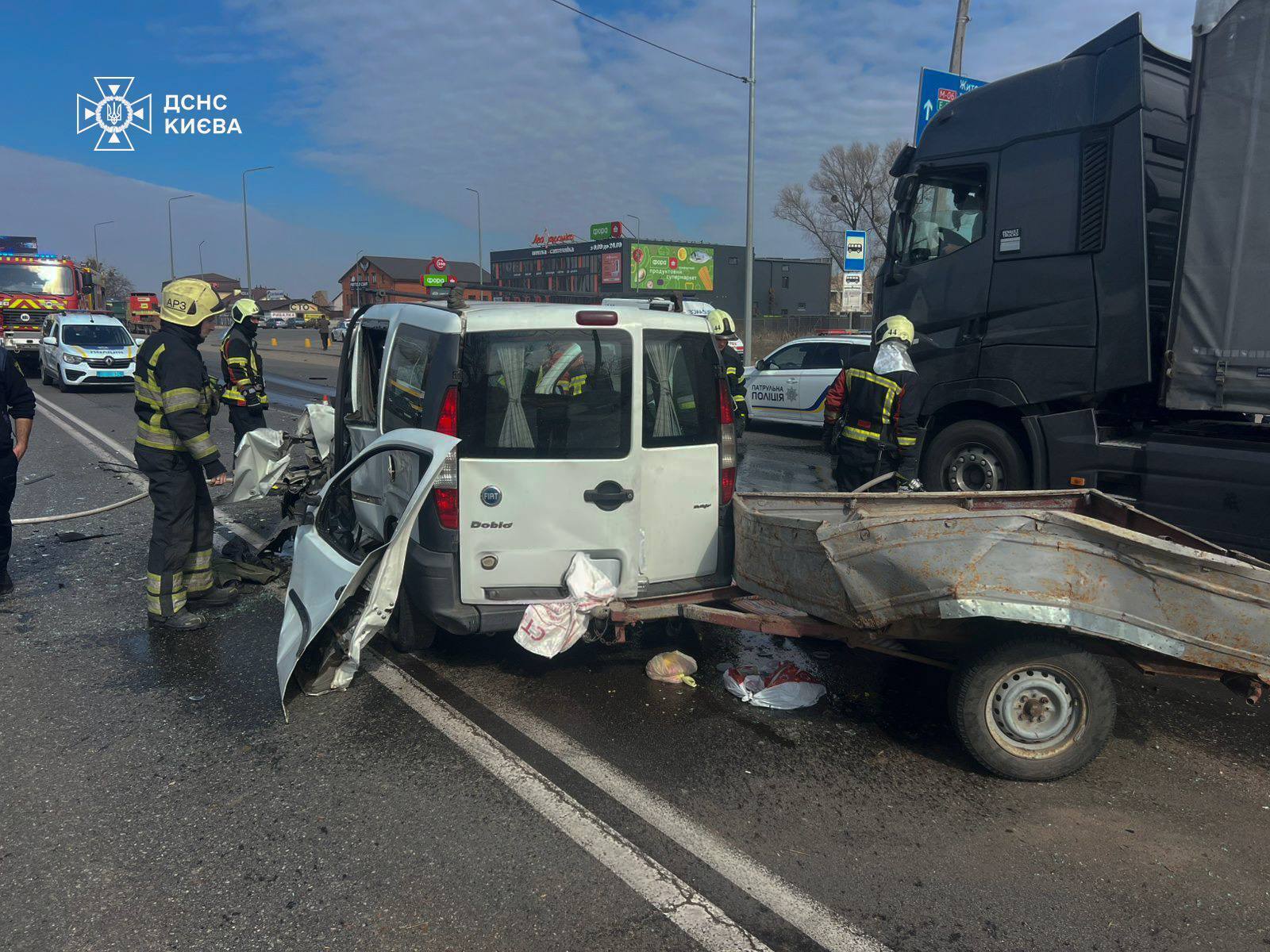 У Києві сталась ДТП за участі легковика та мікроавтобуса: одна з машин перекинулась, є загиблий та постраждалі. Фото та відео