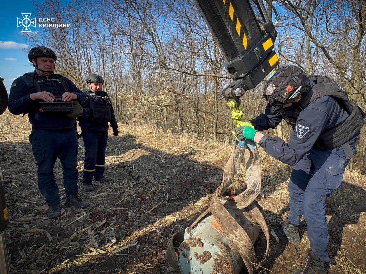 На Киевщине нашли две боевые части российской ракеты Х-101. Подробности и фото