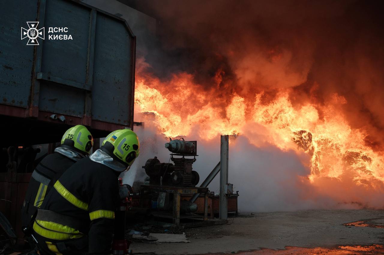 В Киеве произошел масштабный пожар: столб черного дыма видно в разных районах. Все подробности, фото и видео