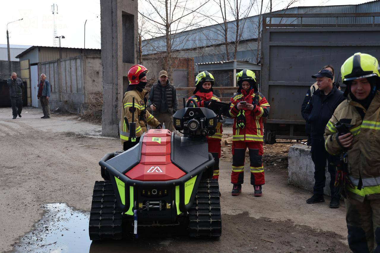 В Киеве произошел масштабный пожар: столб черного дыма видно в разных районах. Все подробности, фото и видео