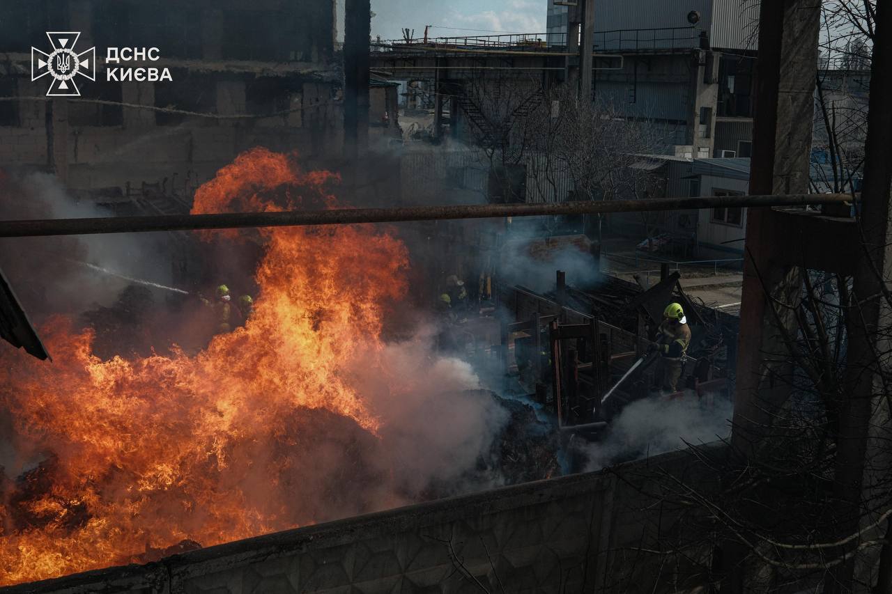 В Киеве произошел масштабный пожар: столб черного дыма видно в разных районах. Все подробности, фото и видео
