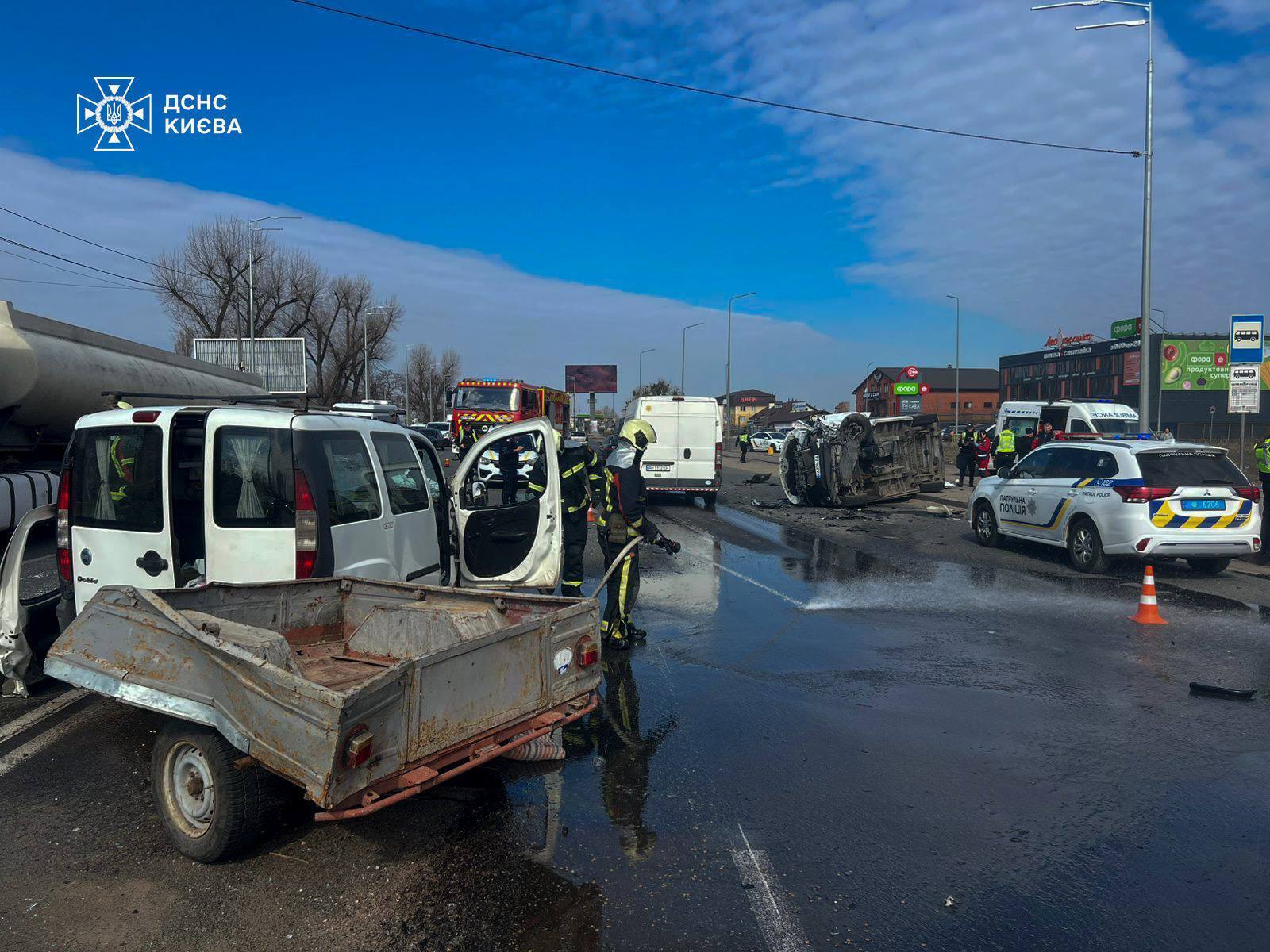У Києві сталась ДТП за участі легковика та мікроавтобуса: одна з машин перекинулась, є загиблий та постраждалі. Фото та відео