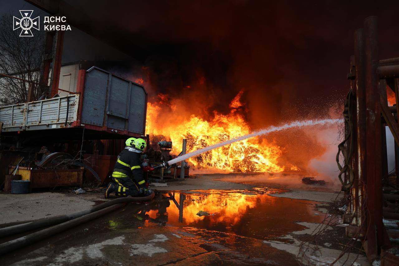 В Киеве произошел масштабный пожар: столб черного дыма видно в разных районах. Все подробности, фото и видео