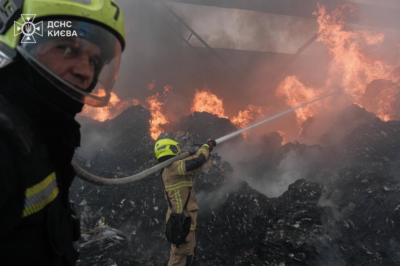 В Киеве произошел масштабный пожар: столб черного дыма видно в разных районах. Все подробности, фото и видео