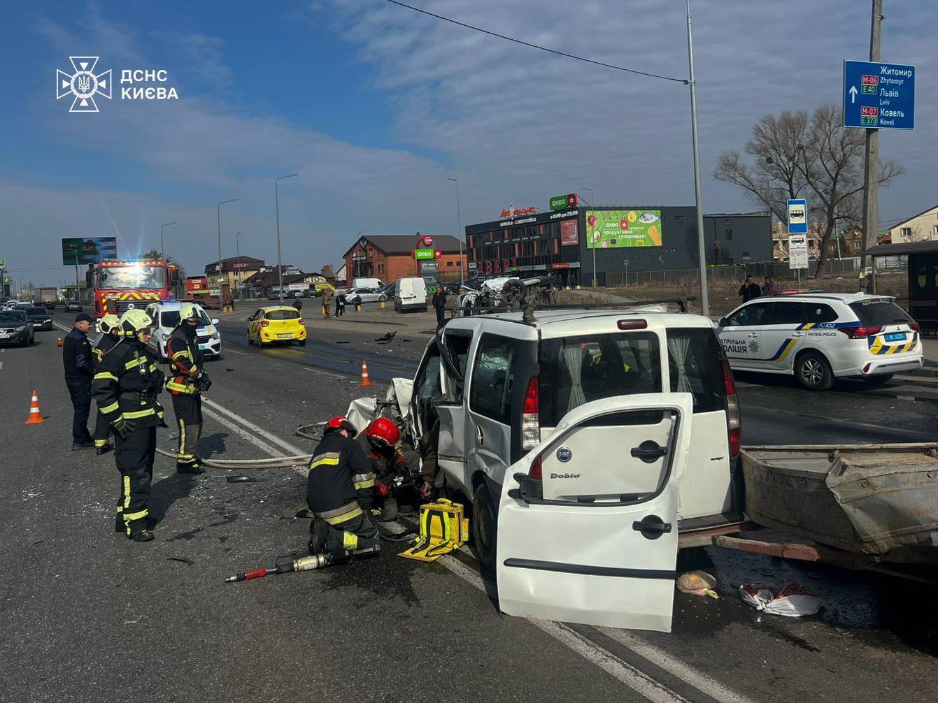 У Києві сталась ДТП за участі легковика та мікроавтобуса: одна з машин перекинулась, є загиблий та постраждалі. Фото та відео
