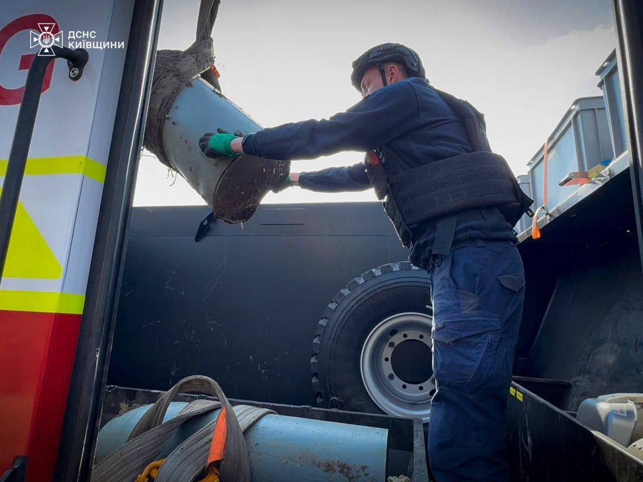 На Киевщине нашли две боевые части российской ракеты Х-101. Подробности и фото