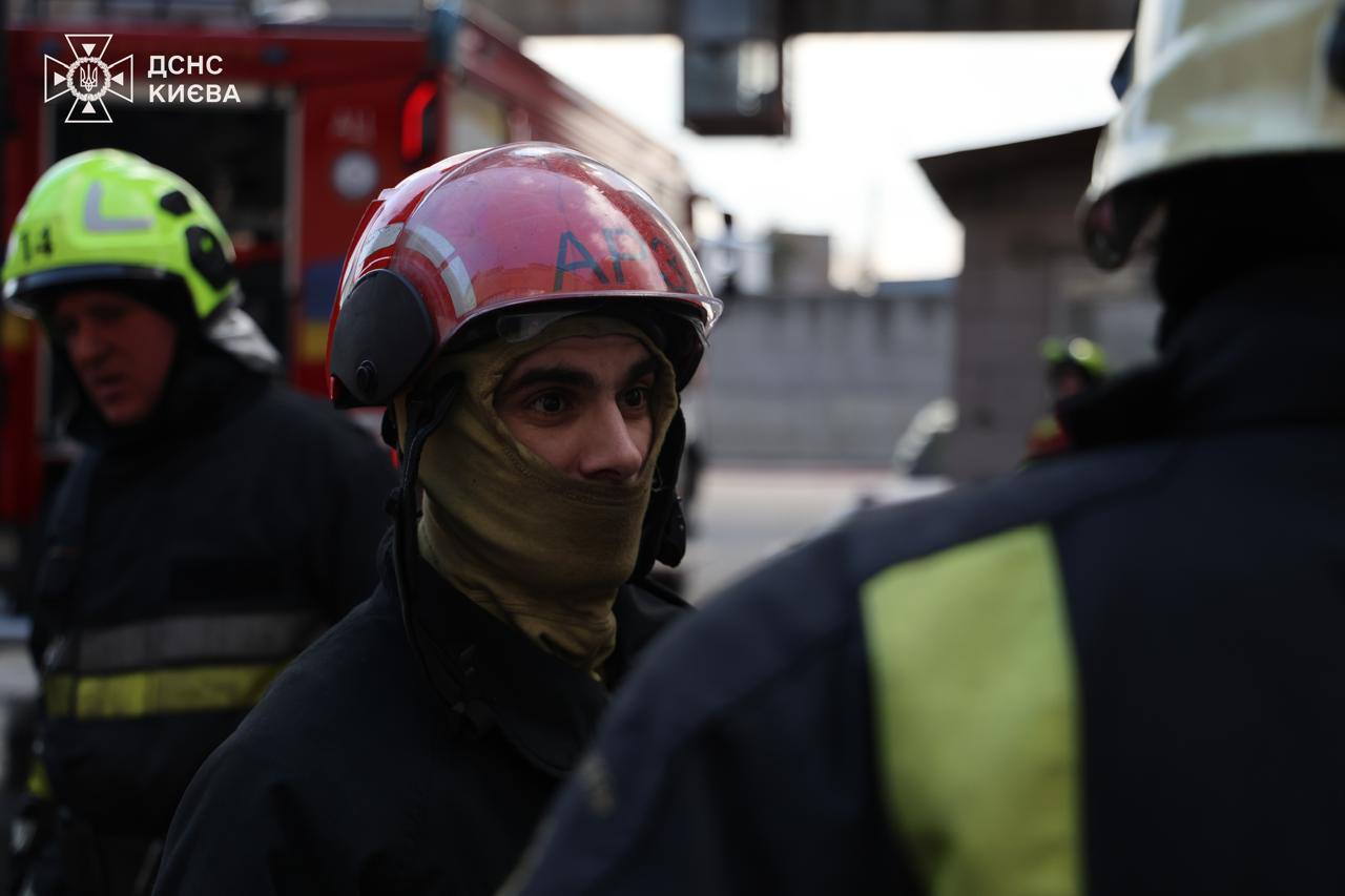 В Киеве произошел масштабный пожар: столб черного дыма видно в разных районах. Все подробности, фото и видео