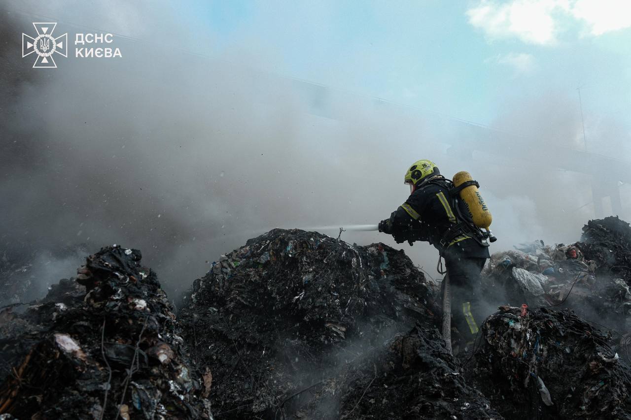 В Киеве произошел масштабный пожар: столб черного дыма видно в разных районах. Все подробности, фото и видео