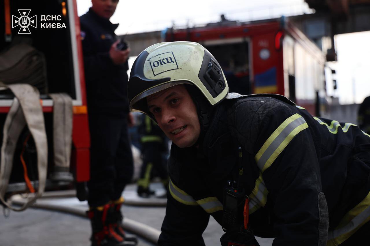В Киеве произошел масштабный пожар: столб черного дыма видно в разных районах. Все подробности, фото и видео