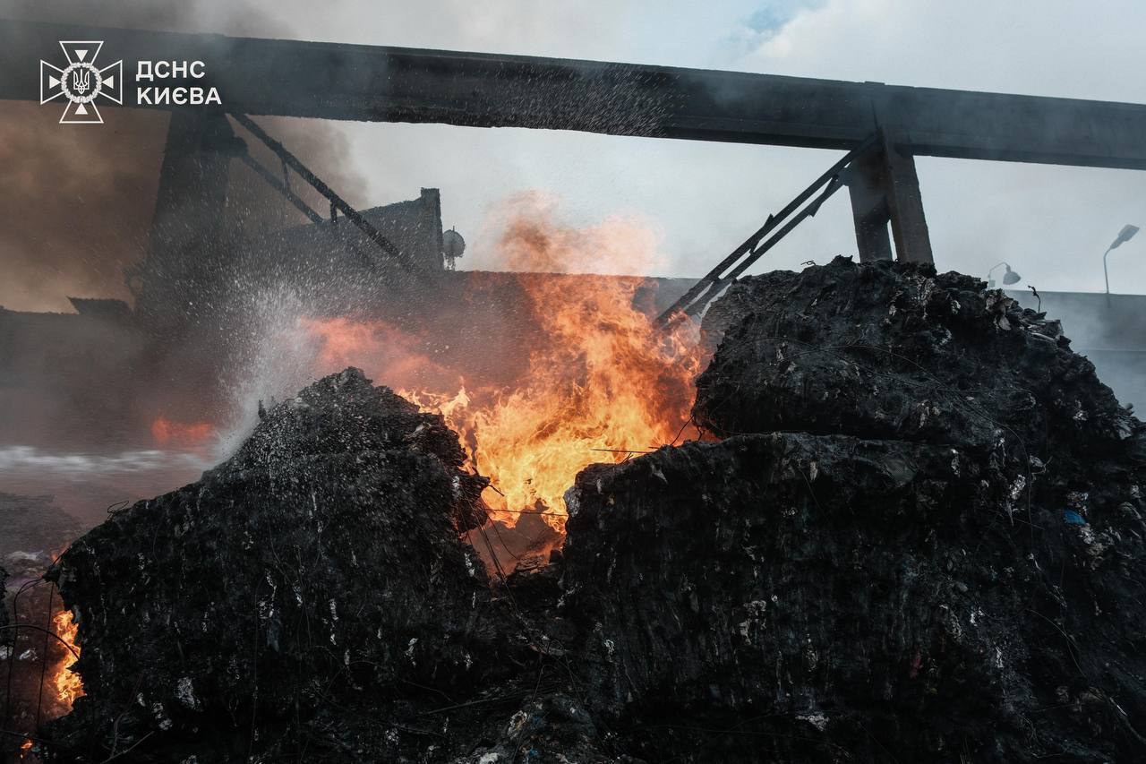 В Киеве произошел масштабный пожар: столб черного дыма видно в разных районах. Все подробности, фото и видео
