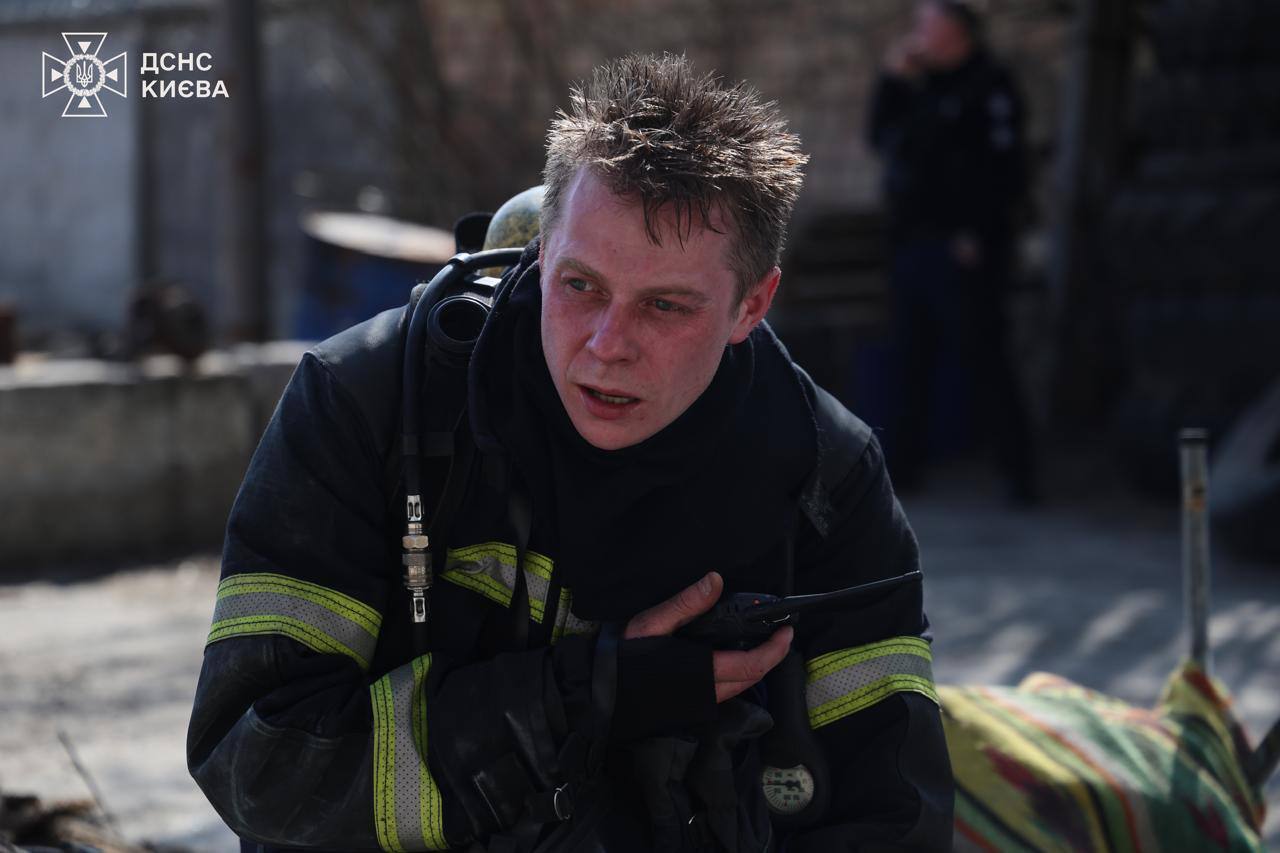 В Киеве произошел масштабный пожар: столб черного дыма видно в разных районах. Все подробности, фото и видео