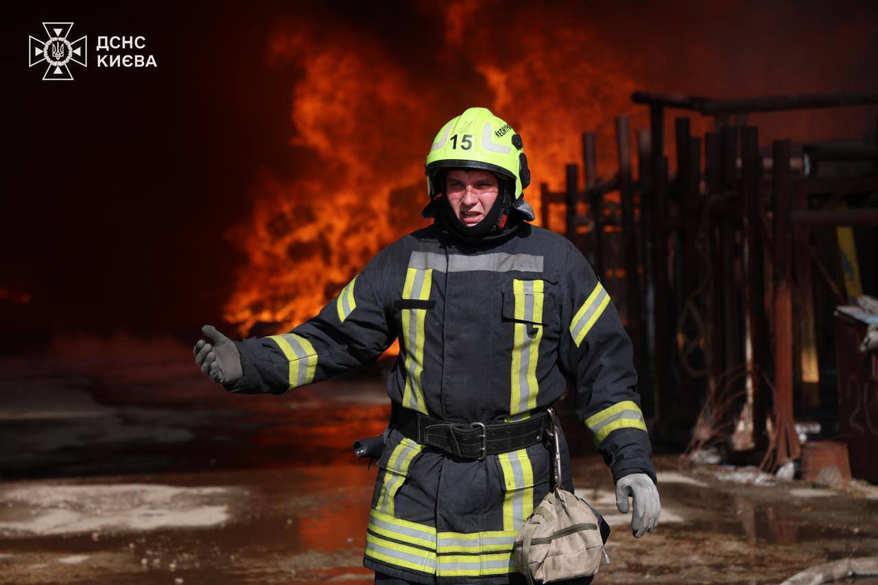 В Киеве произошел масштабный пожар: столб черного дыма видно в разных районах. Все подробности, фото и видео