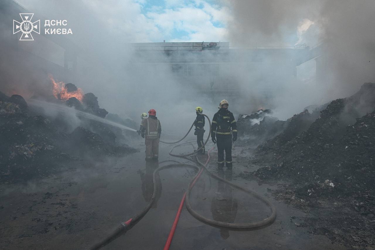 В Киеве произошел масштабный пожар: столб черного дыма видно в разных районах. Все подробности, фото и видео