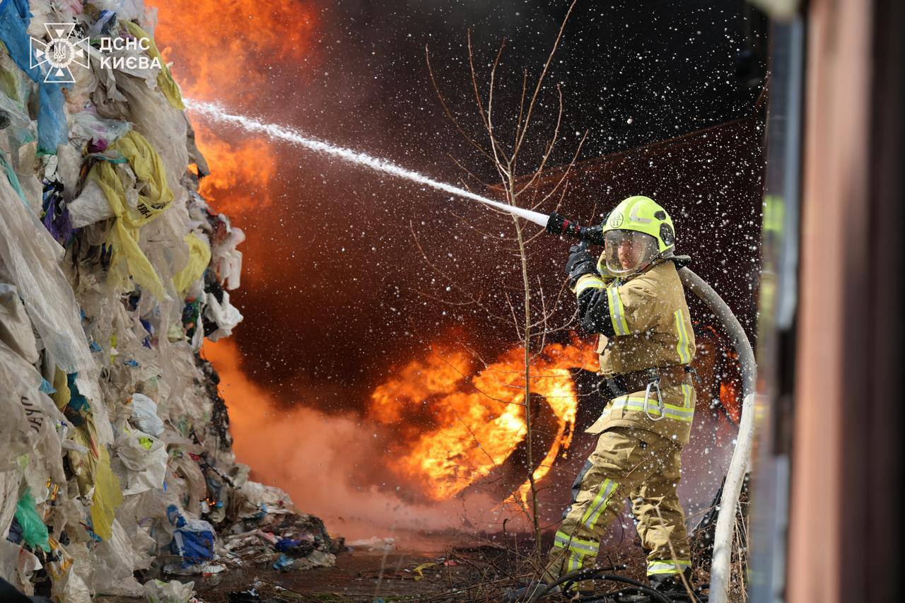 В Киеве произошел масштабный пожар: столб черного дыма видно в разных районах. Все подробности, фото и видео