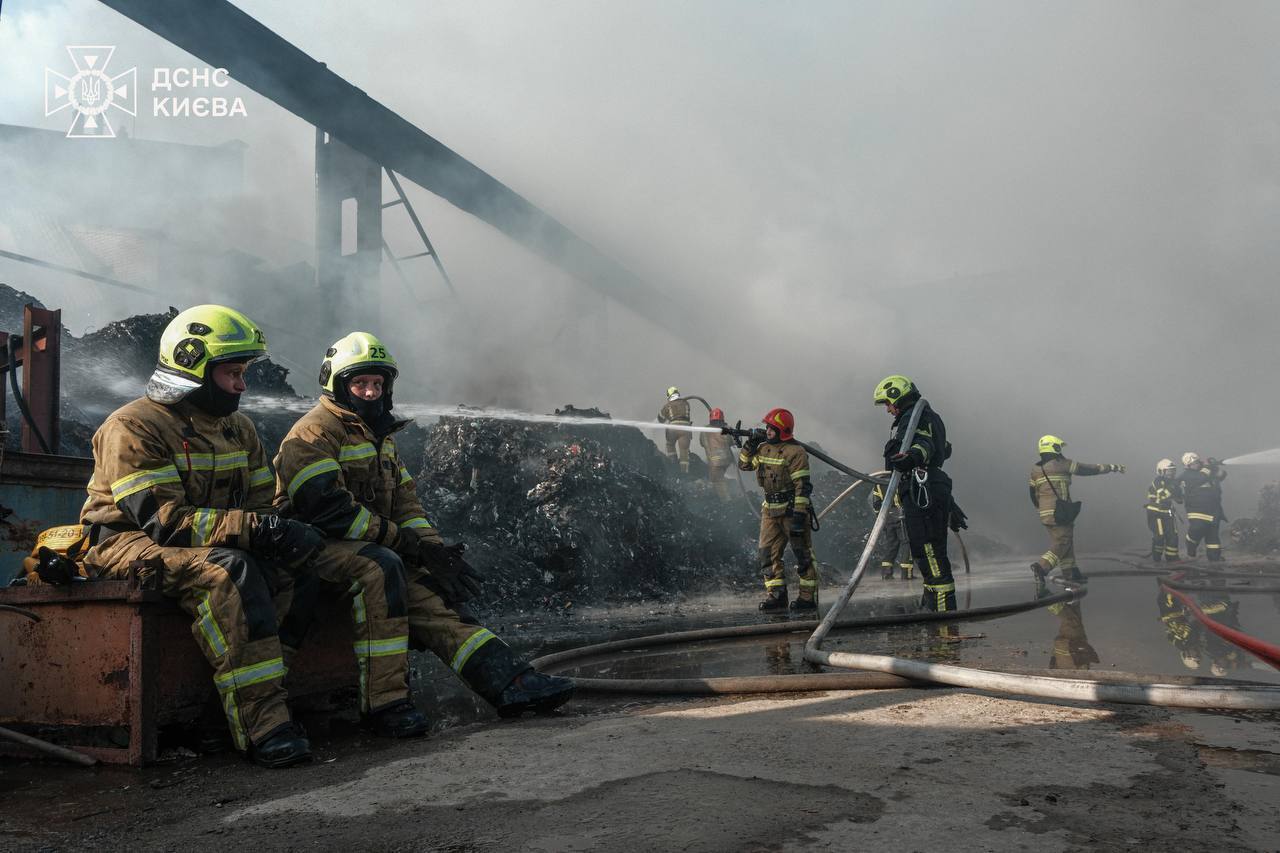 В Киеве произошел масштабный пожар: столб черного дыма видно в разных районах. Все подробности, фото и видео
