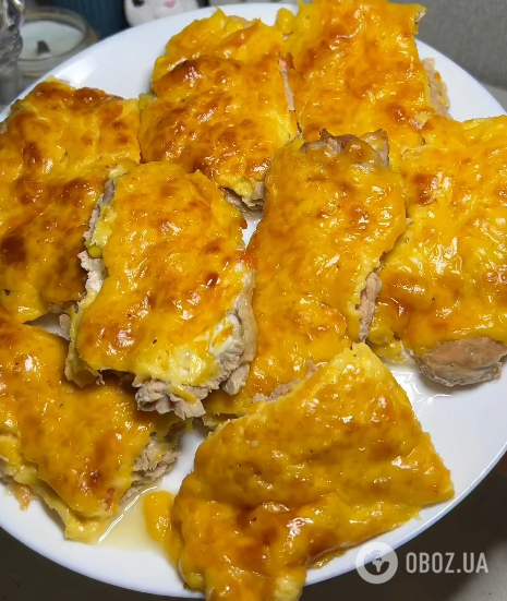 Сочная запеченная свинина под сыром: делимся рецептом блюда для обеда