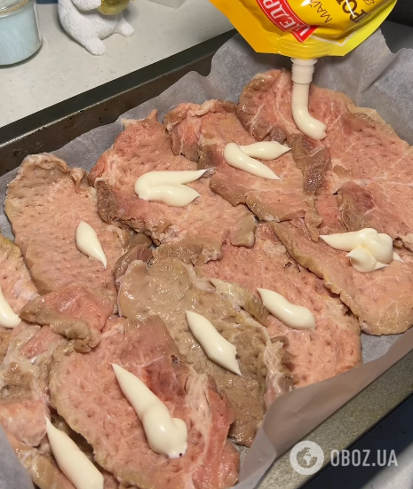 Сочная запеченная свинина под сыром: делимся рецептом блюда для обеда