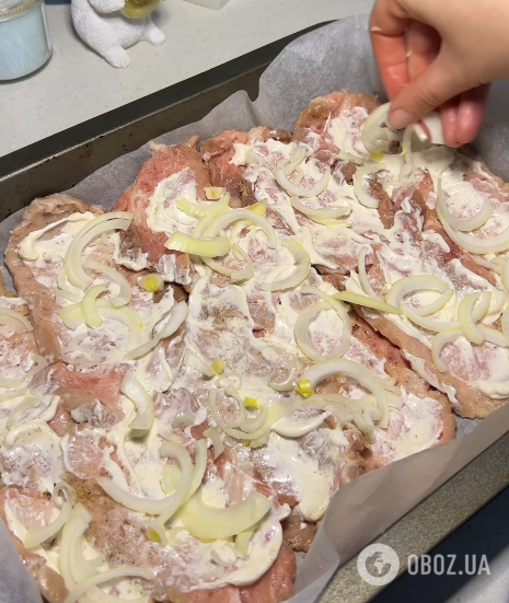 Сочная запеченная свинина под сыром: делимся рецептом блюда для обеда