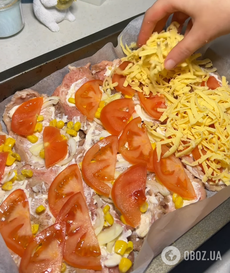 Сочная запеченная свинина под сыром: делимся рецептом блюда для обеда