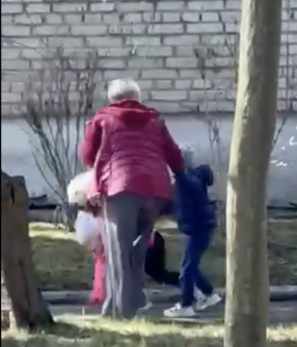 "Ти ходити вмієш?! Я тебе питаю!" У Львові звільнили виховательку, яка під час прогулянки ображала і шарпала дітей: момент зняли на відео