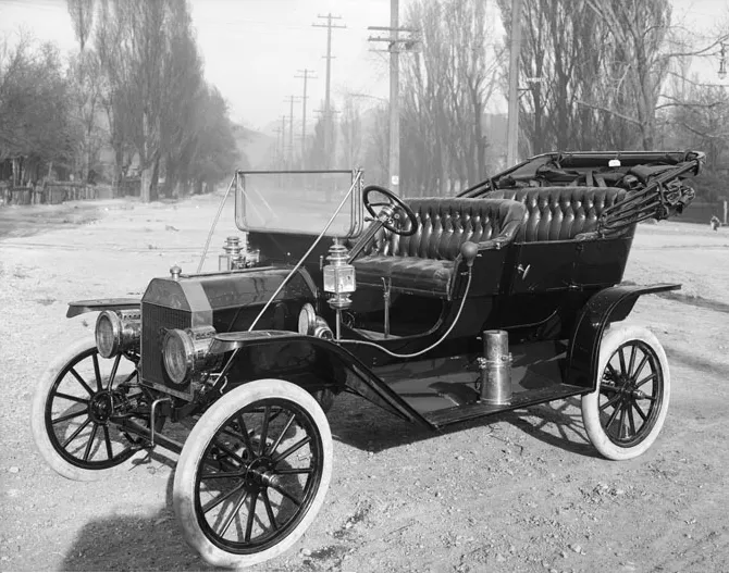 Ford и White: как выглядел автосалон американских авто в центре Киева в 1913 году. Архивное фото