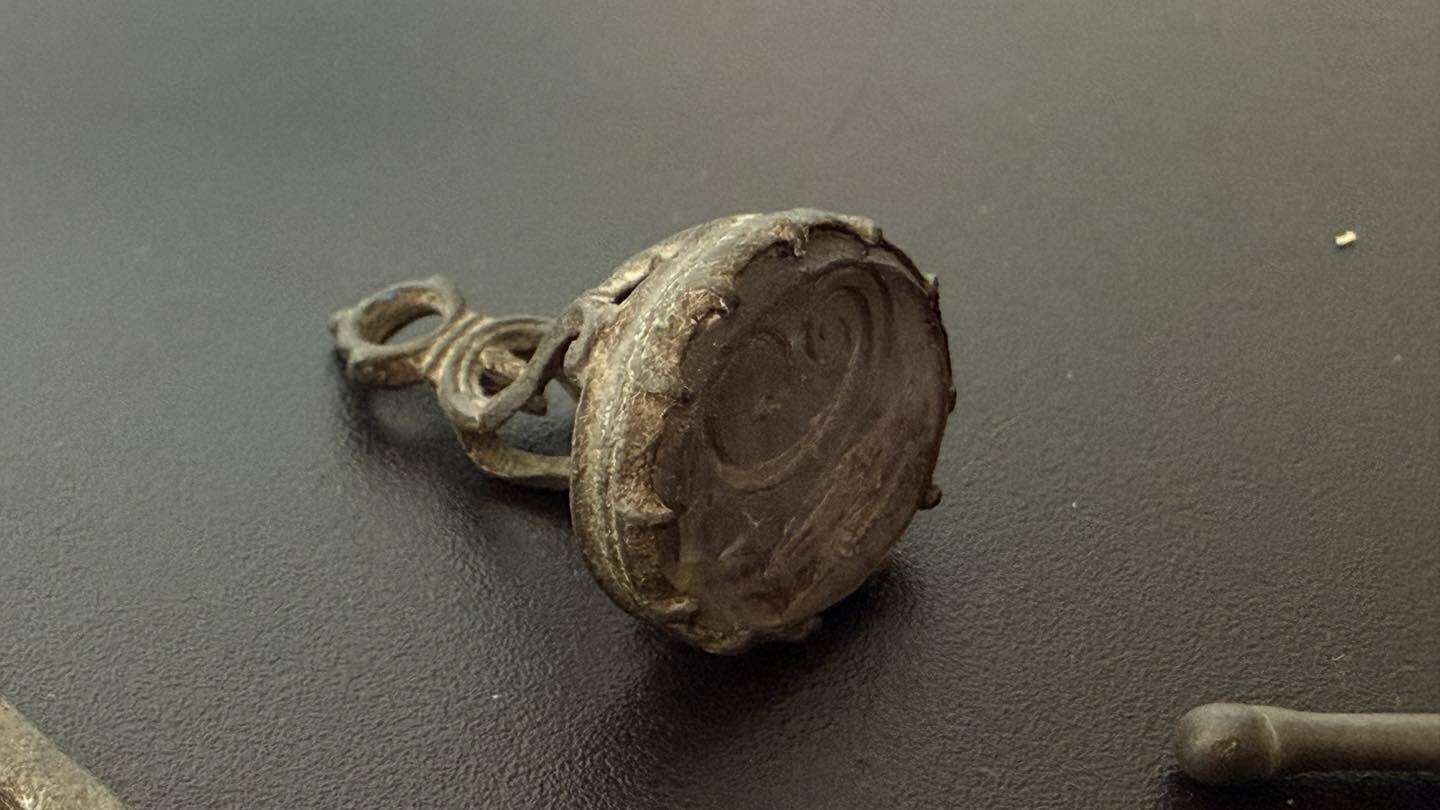 Київські митники запобігли вивезенню з України майже 40 археологічних пам’яток 8-20 століть. Подробиці та фото