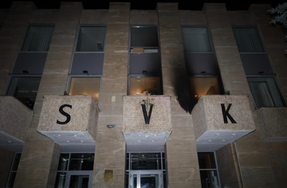 "Русский дом" в Праге забросали коктейлями Молотова. Фото