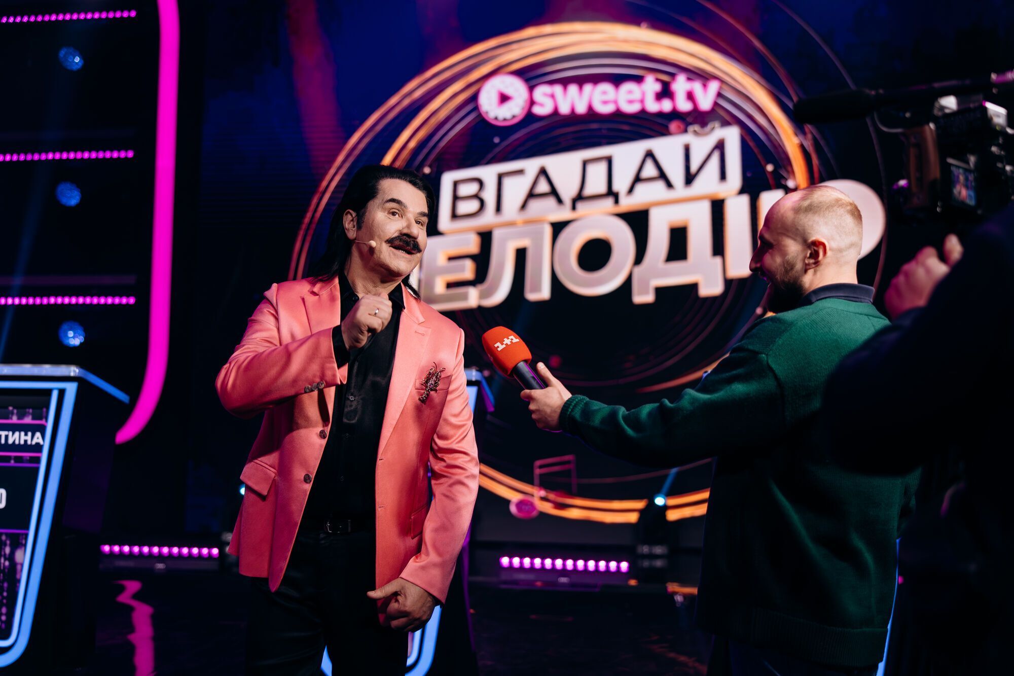 Зибров готов сбрить усы, а Огневич убегает со съемок: какой была неделя шоу "Угадай мелодию" на Sweet.tv